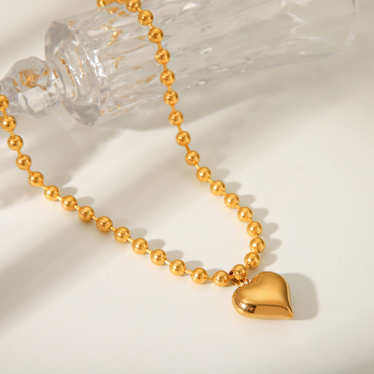 Collana da Donna con Ciondolo a Cuore Geometrico Placcato Oro 18K e Catena di Perline in Acciaio Inossidabile