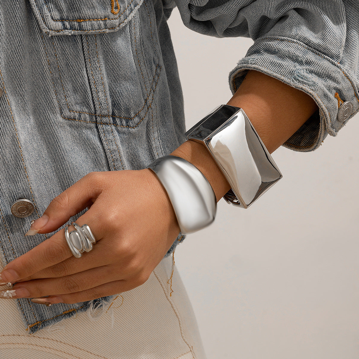 Pulsera geométrica cuadrada de apertura con resorte en aleación pulida con acabado de espejo para mujer