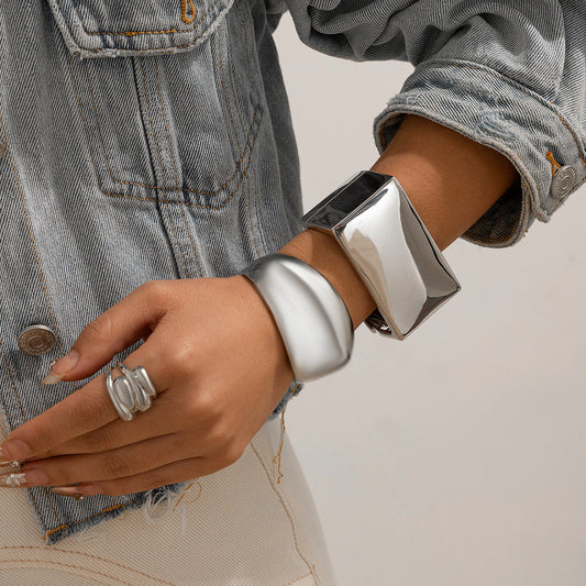 Pulsera geométrica cuadrada de apertura con resorte en aleación pulida con acabado de espejo para mujer
