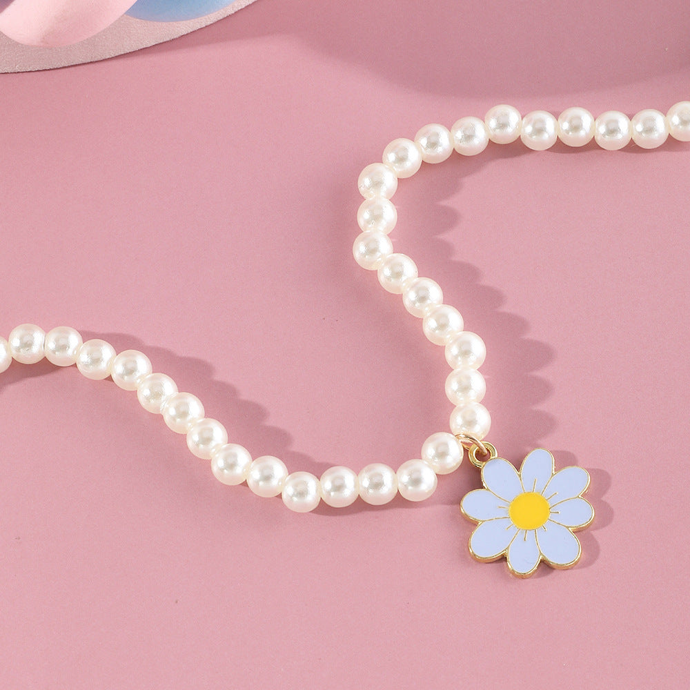 Collana pendente margherita minimalista per bambini con catena in acrilico e perle, ciondolo in resina, finitura artigianale