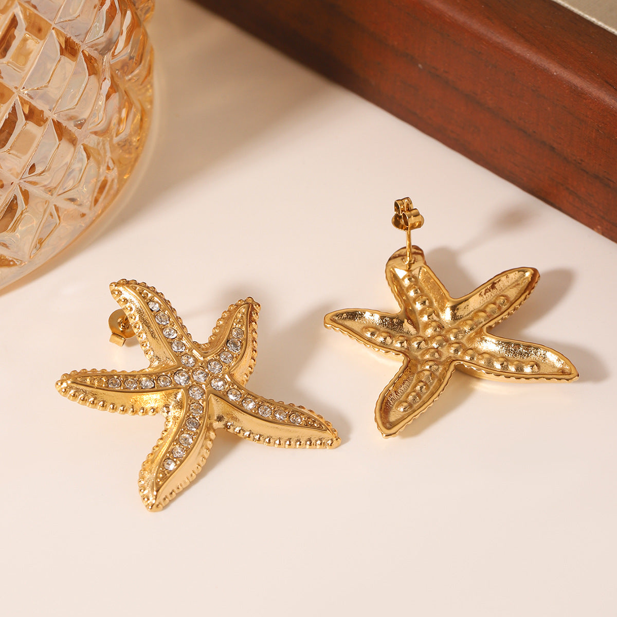 Orecchini a stella minimalisti in acciaio inossidabile con intarsio di strass placcati in oro 18 carati da donna