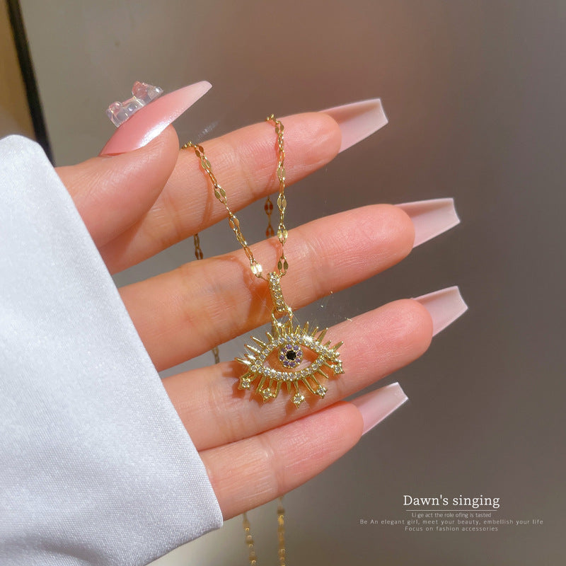 Collana con ciondolo a occhio in acciaio al titanio, stile fumetto, micro-pavé di zirconi per donna, catena delicata per clavicola