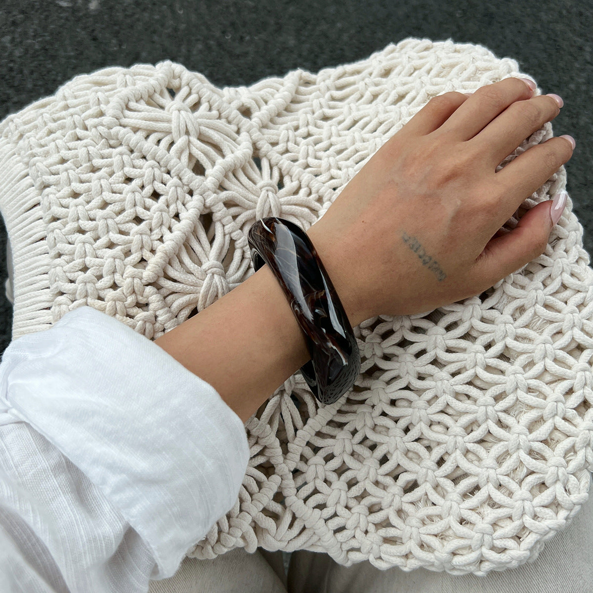 Bracciale da donna in acrilico geometrico irregolare minimalista con effetto traslucido sfumato