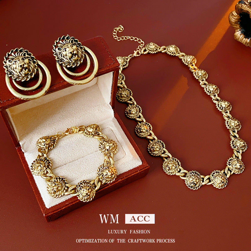 Collana pendente vintage con testa di leone per donna con catena in lega placcata oro, set di gioielli di tendenza in stile medaglione retrò minimalista