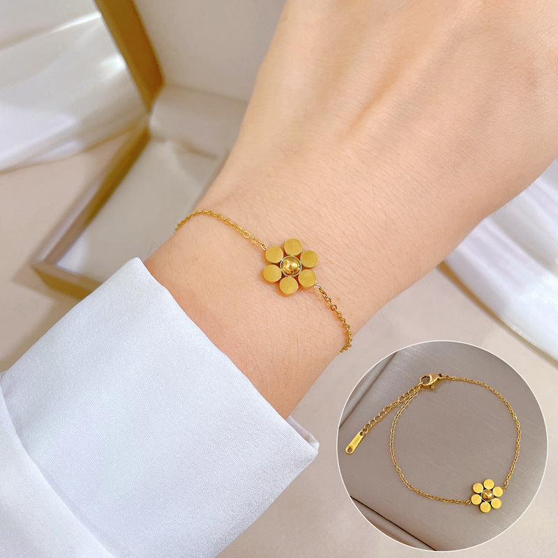 Vintage Style Six-Petal Flower Beaded Bracelet for Women Made of Titanium Steel with Gold Inlay and Wavy Texture