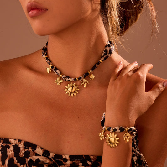 Collana con ciondolo a sole in acciaio inossidabile ispirata a sciarpa di seta con stampa leopardata alla moda per donna con design geometrico e finitura galvanica