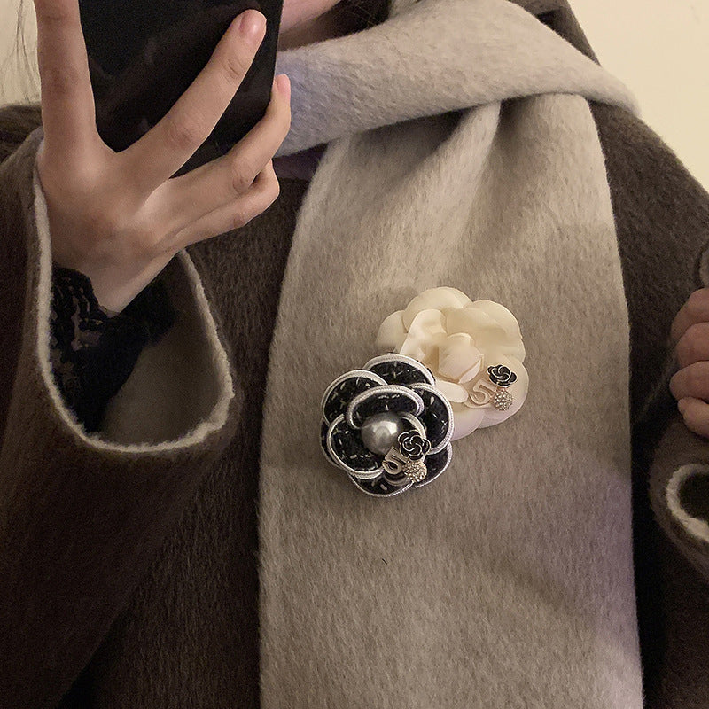 Spilla floreale di lusso con intarsio in strass e dettagli in perle per donna — Elegante accessorio per blazer di ispirazione vintage