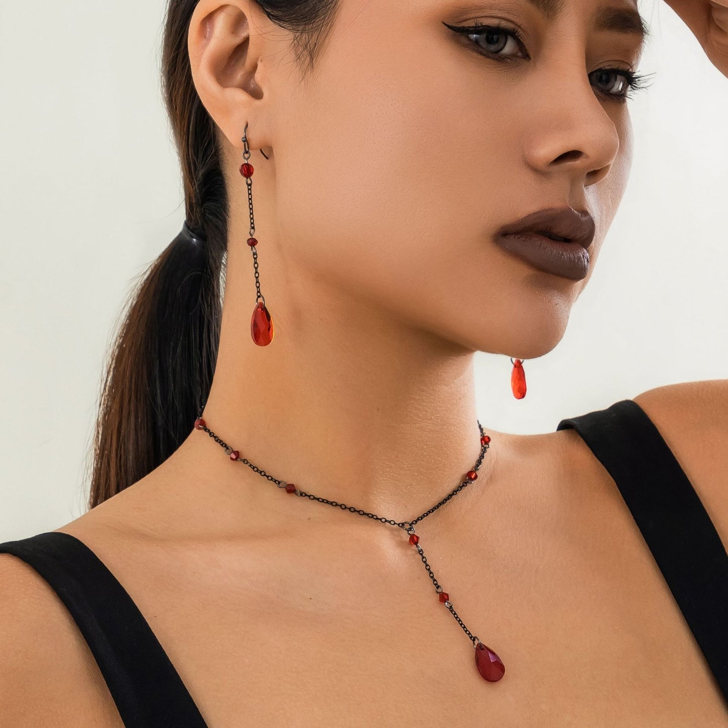 Collana girocollo vintage gotica con lacrime a goccia e nappe da donna, pendente a goccia in metallo galvanizzato su catena a croce