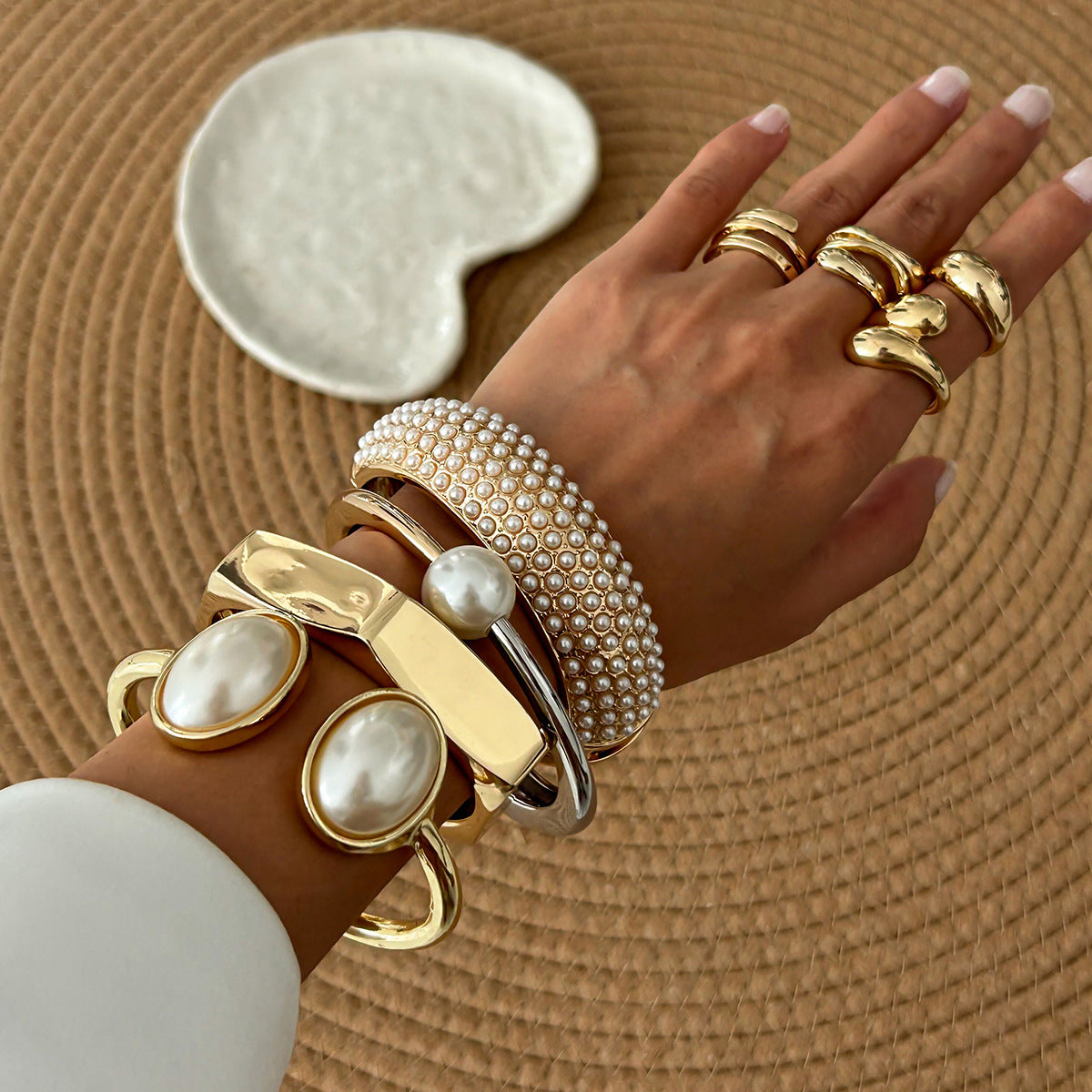 Pulsera minimalista geométrica de aleación para mujer con detalles de perlas de imitación y cierre de resorte
