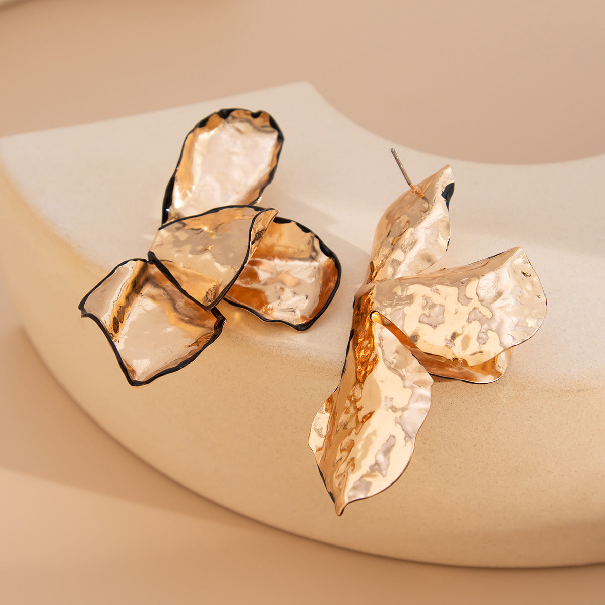 Pendientes de Tachuela de Metal con Relieve 3D en Forma de Flor, Llamativos y Modernos para Mujer con Acabado Chapado