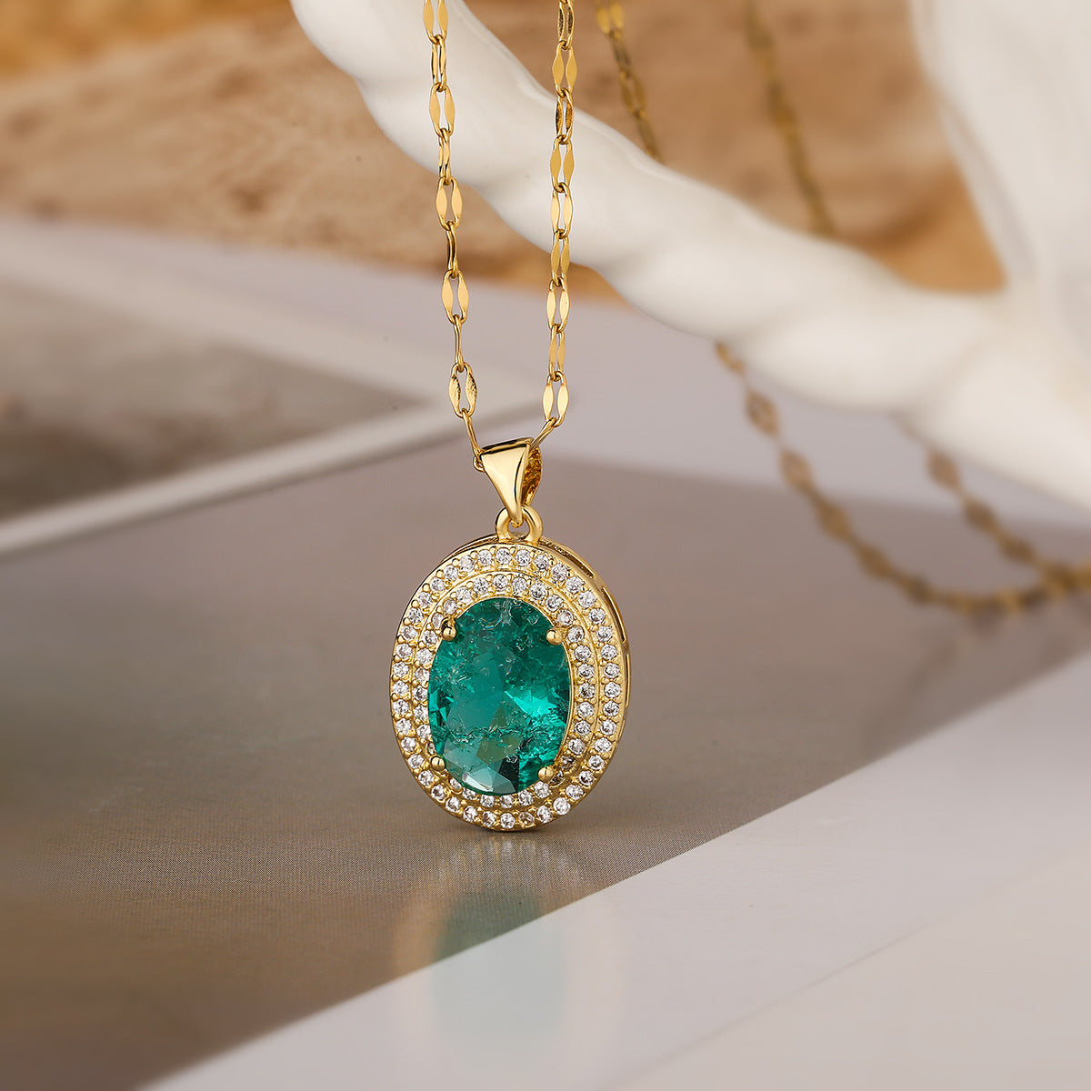 Collana pendente ovale minimalista da donna in ottone con placcatura in oro vero e intarsio di zirconi