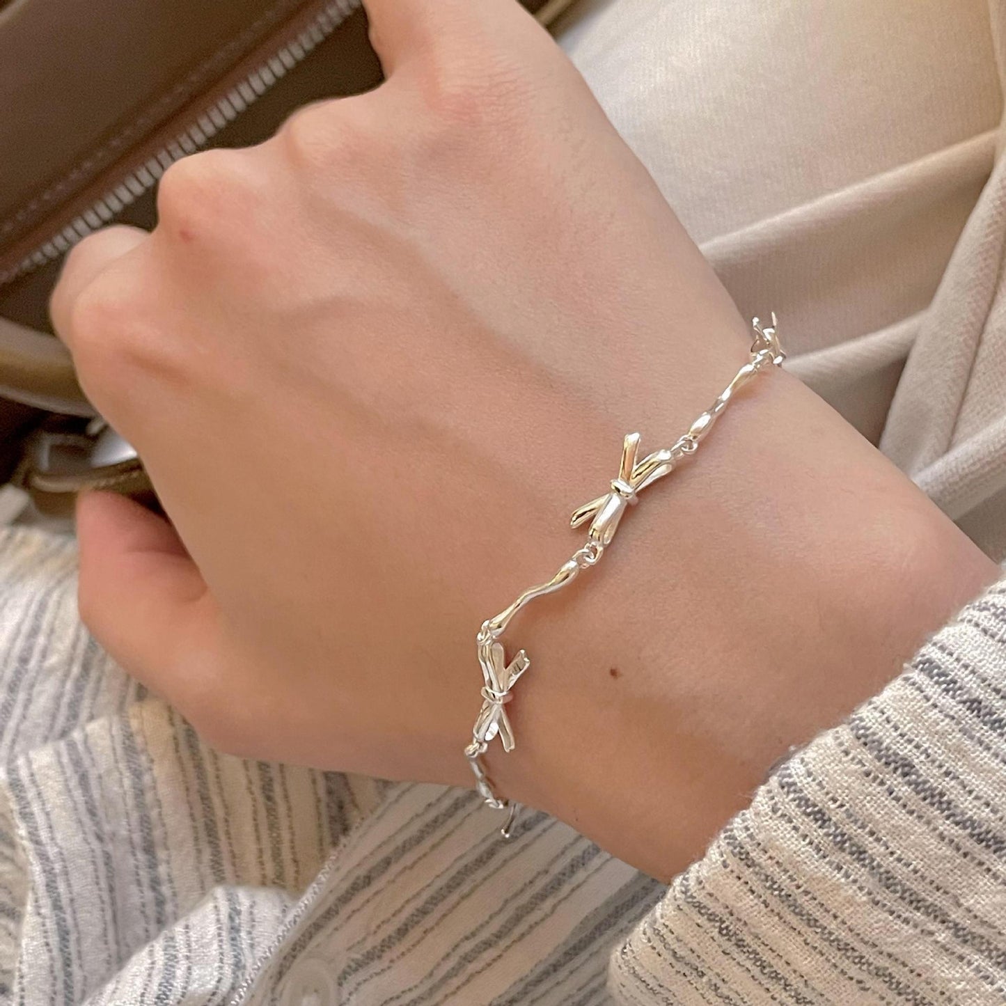 Minimalist Bow-Shaped S925 Sterling Silver Bracelet with Plated Finish, Delicate Line Detail, Unisex Elegant Accessory