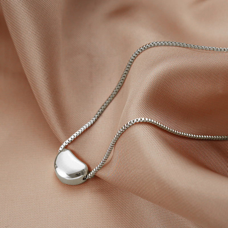 Collana Pendente Minimalista a Fagiolo Rosso da Donna in Acciaio al Titanio con Design Geometrico, Finitura Placcata, Catena a Scatola, Stile Corto alla Clavicola