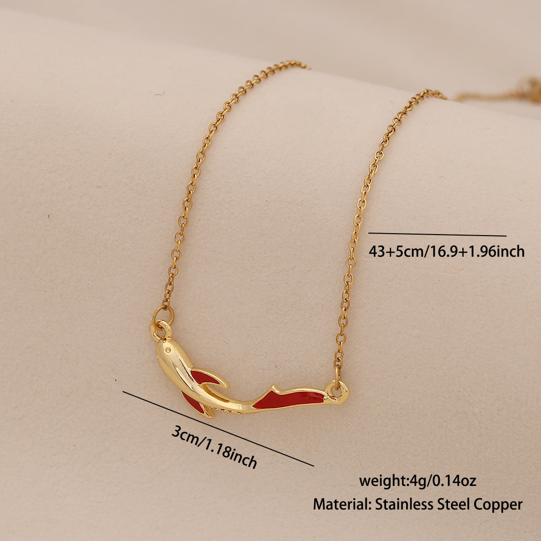 Elegante collar con colgante de pez koi rojo de acero inoxidable con acabado chapado para mujer