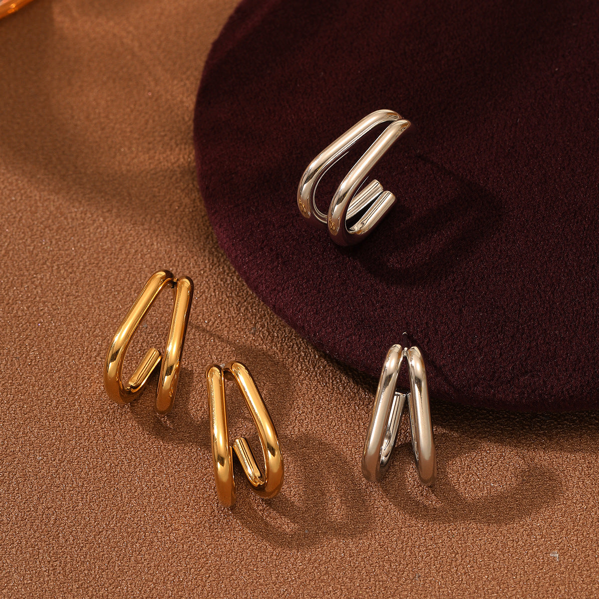 Pendientes de mujer de diseño geométrico con doble forma de C en acero inoxidable con baño de oro blanco de 18 quilates