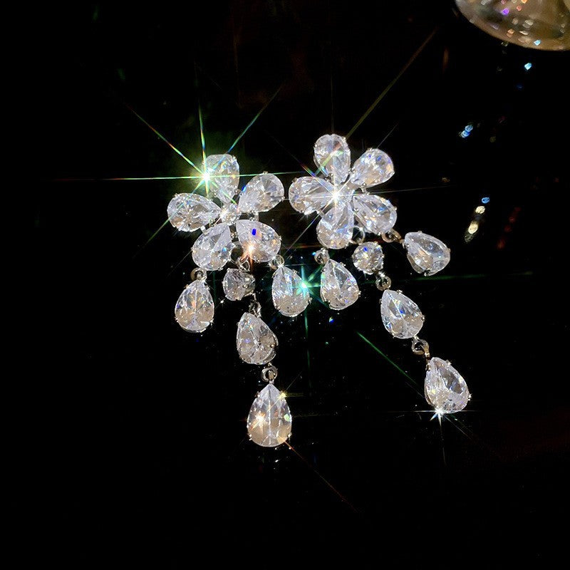 Orecchini a perno minimalisti a stella con perle e accenti di zirconi, su perni in acciaio ipoallergenico