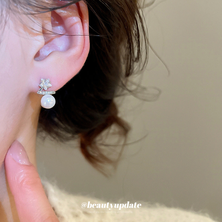 Orecchini a lobo da donna a forma di stella minimalisti ed eleganti con perle e intarsio in zircone