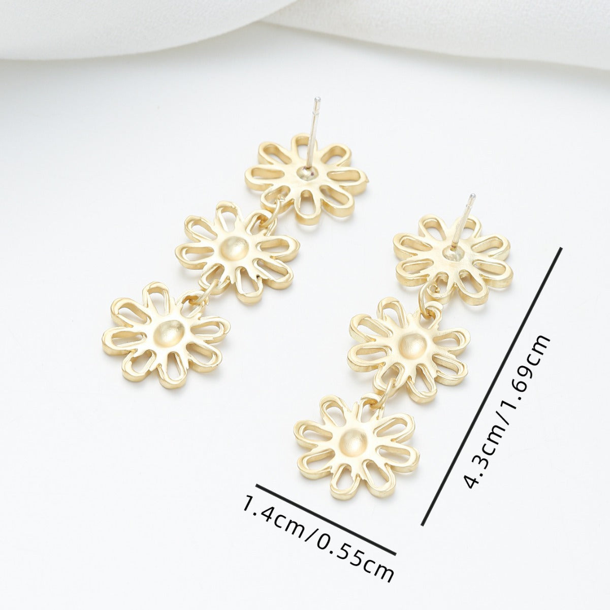Vintage Floral Stud Earrings in Gold-Plated Alloy with Delicate Flower Center Design for Women
