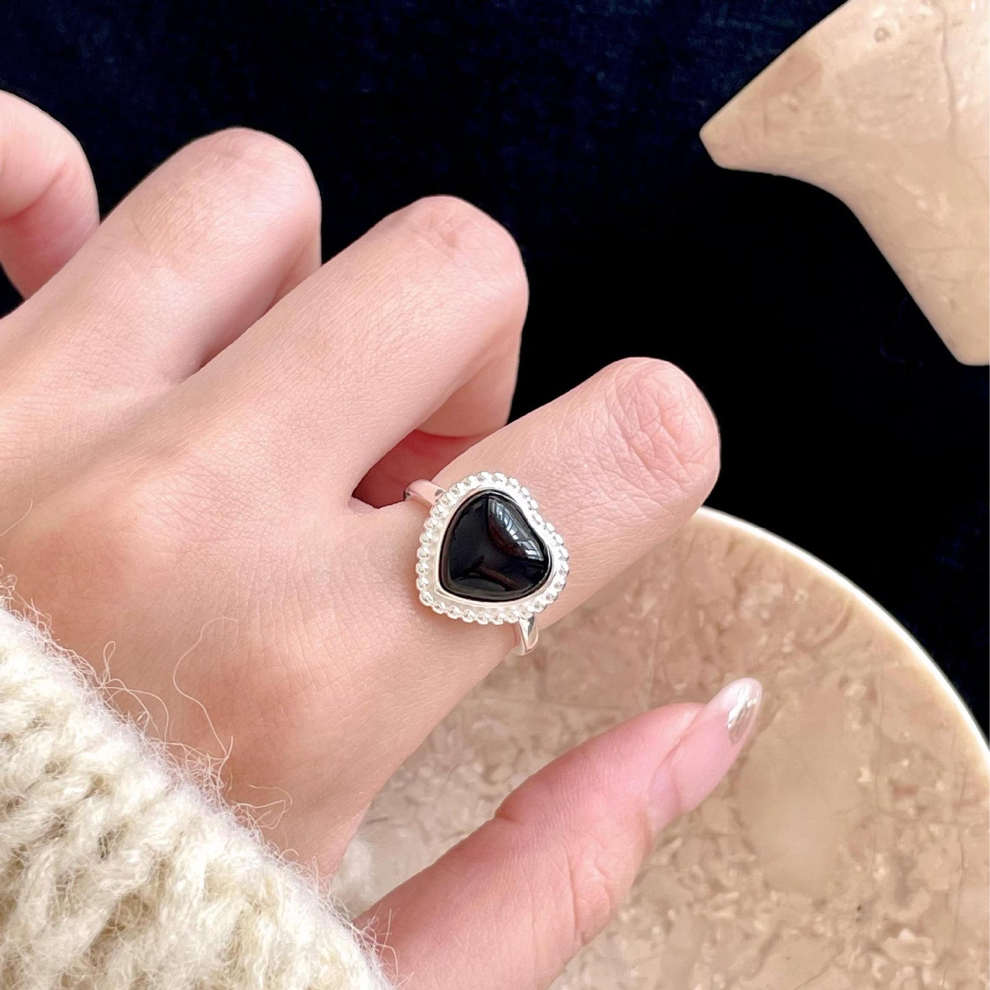 Anello a Cuore Minimalista in Argento Sterling S925 con Intarsio in Agata Nera e Rivestimento in Resina da Donna