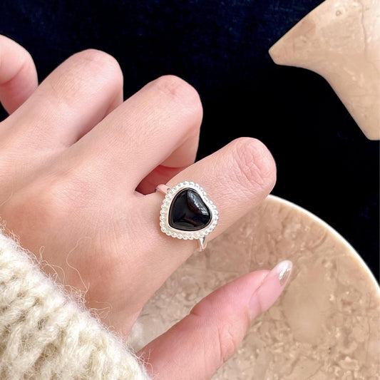 Anillo Minimalista de Plata de Ley 925 con Forma de Corazón, Incrustaciones de Ágata Negra y Recubrimiento de Resina para Mujer