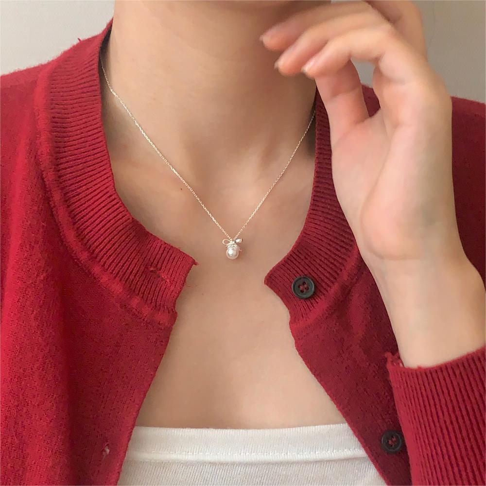 Collana con Perla a Fiocco Minimalista in Argento Sterling 925 con Design Geometrico e Placcatura Oro su Catena a Croce