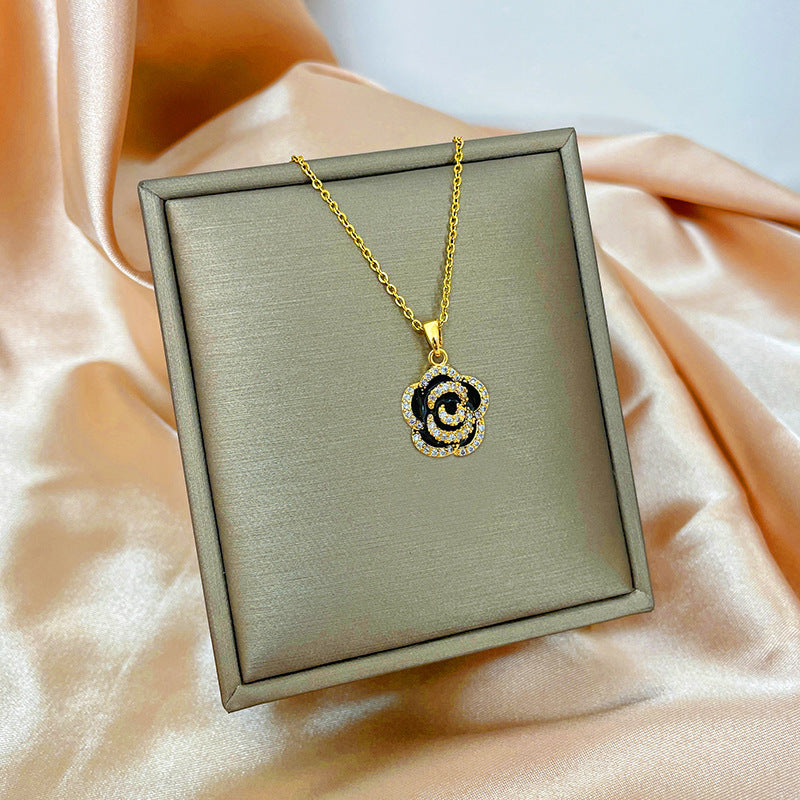 Collana con ciondolo girevole a quadrifoglio in acciaio al titanio con zirconi micropavé da donna
