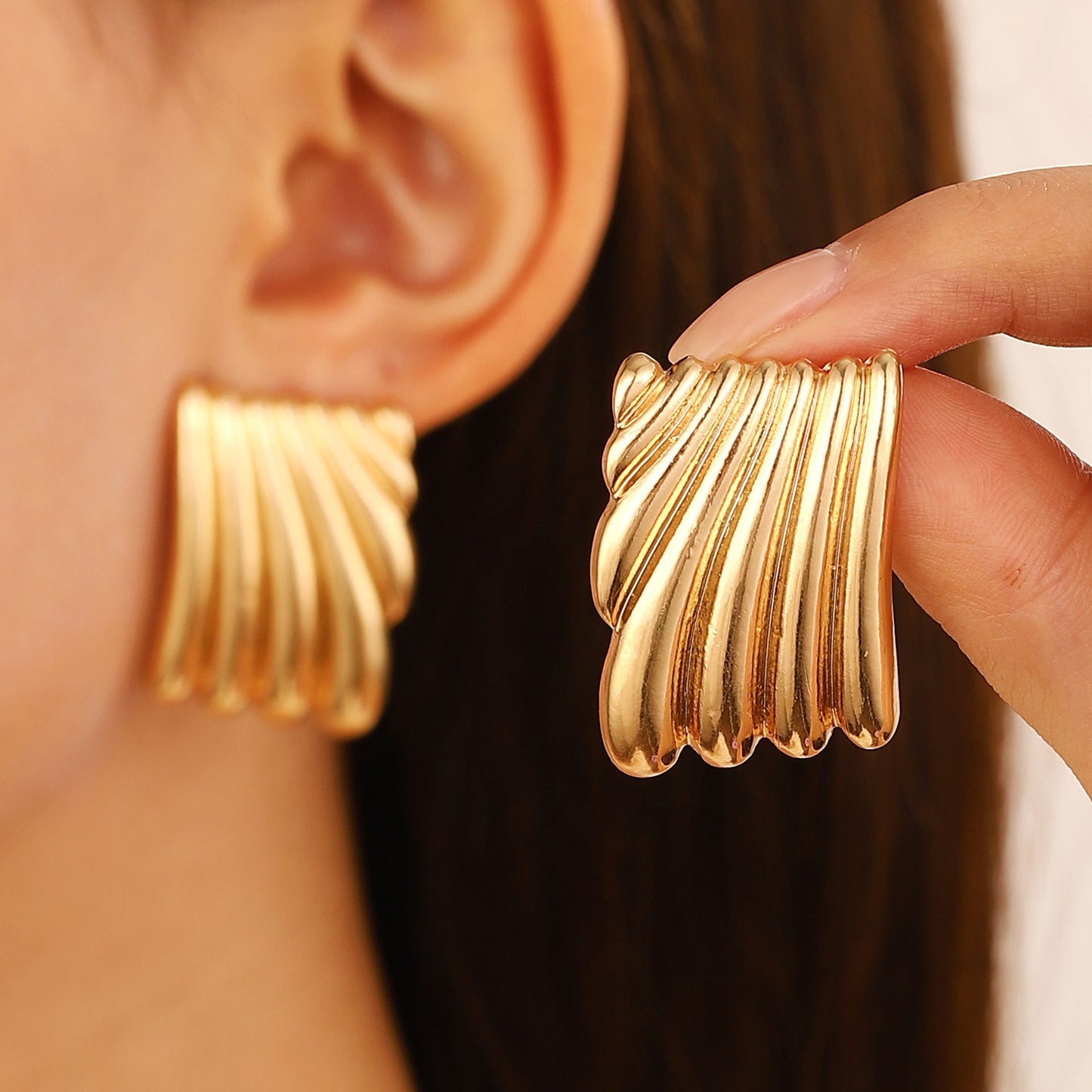Pendientes Minimalistas Geométricos Cuadrados de Acero de Titanio para Mujer con Acabado Chapado y Diseño Moderno
