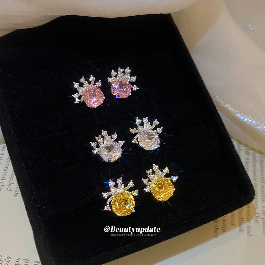 Orecchini a perno da donna a forma di corona con zirconi, placcati in oro rosa, in rame, con design floreale
