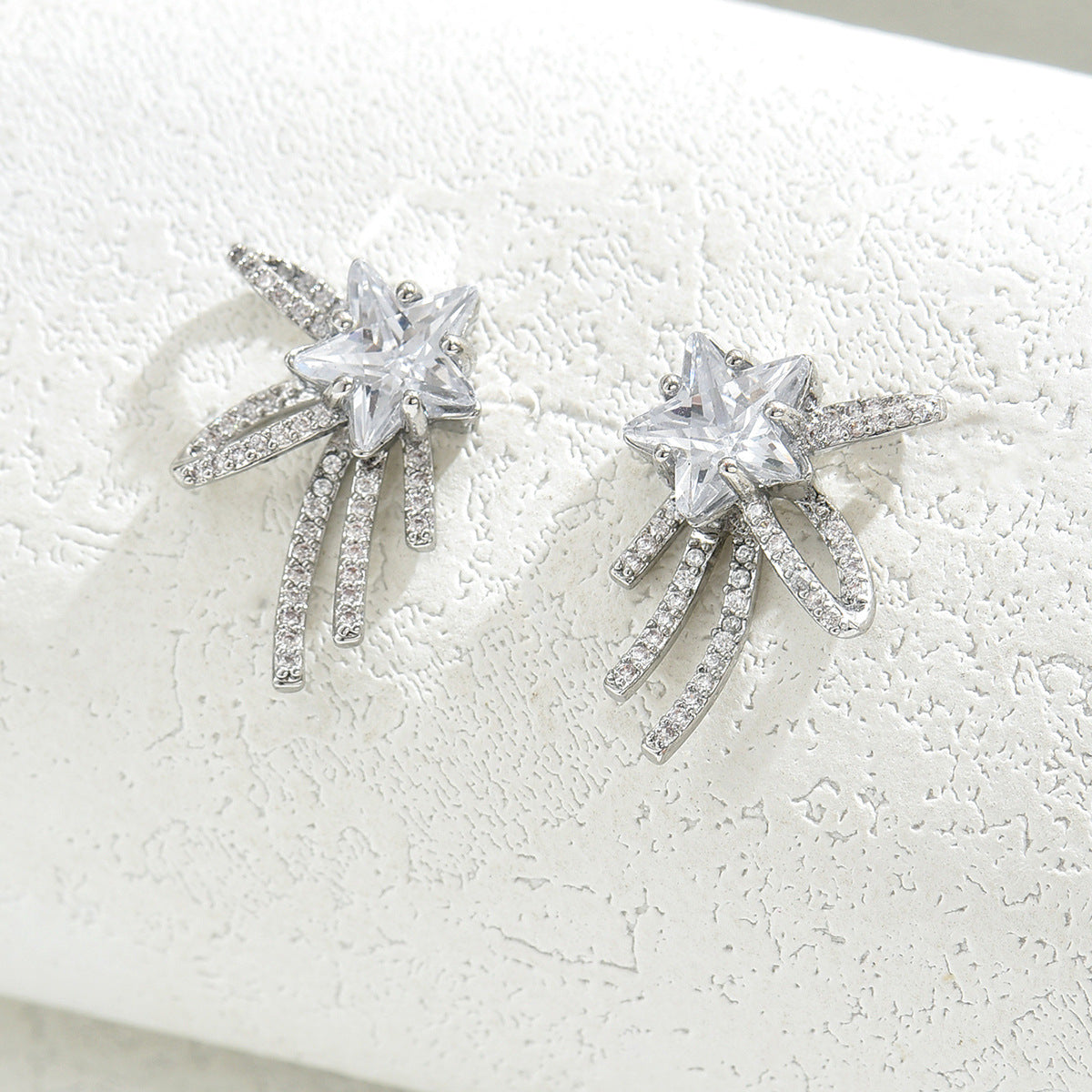Pendientes Asimétricos Minimalistas de Estrella y Lazo para Mujer con Base de Cobre e Incrustaciones de Circonitas