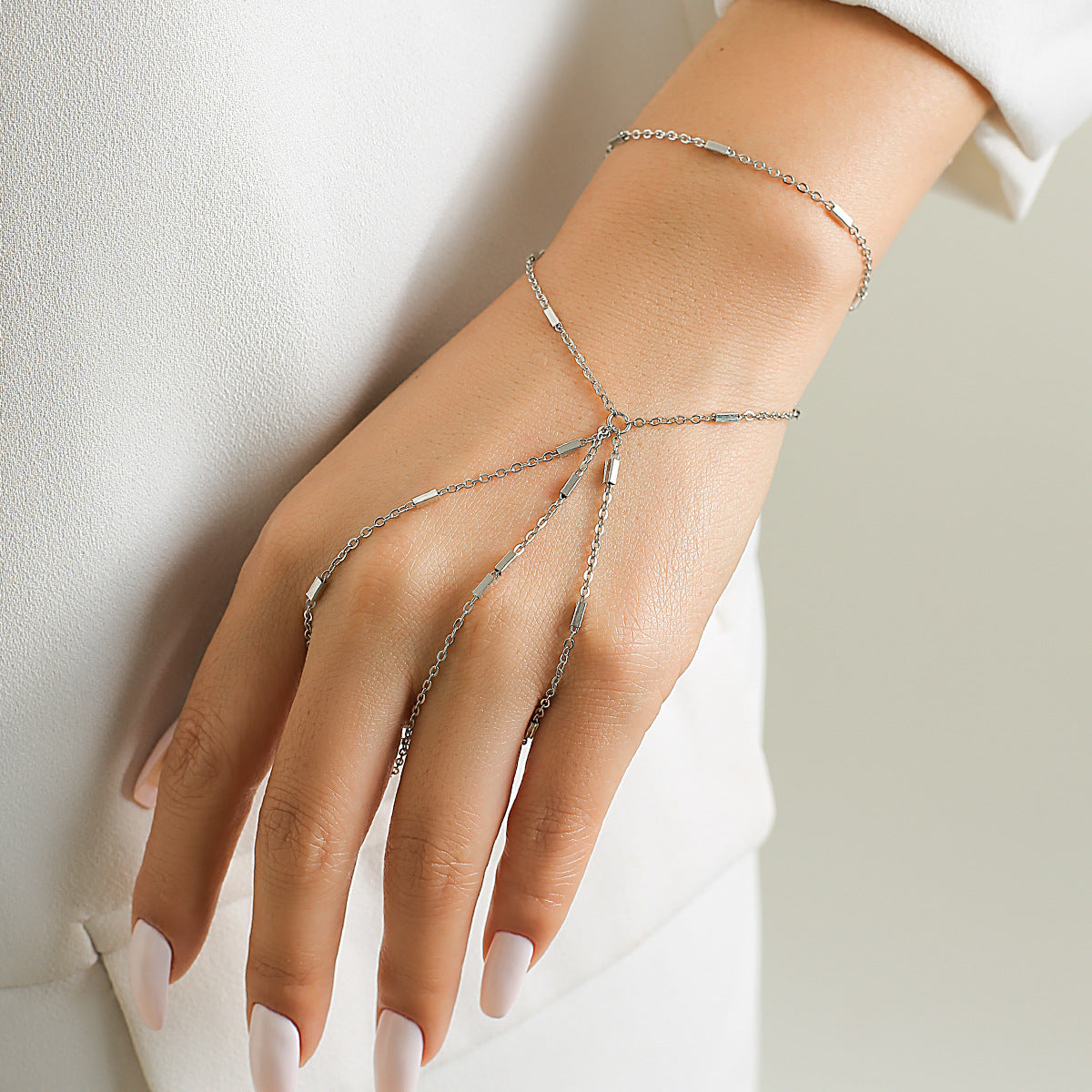 Geometric Style Rhinestone-Embellished Plated Copper Beach Chain Bracelet for Women