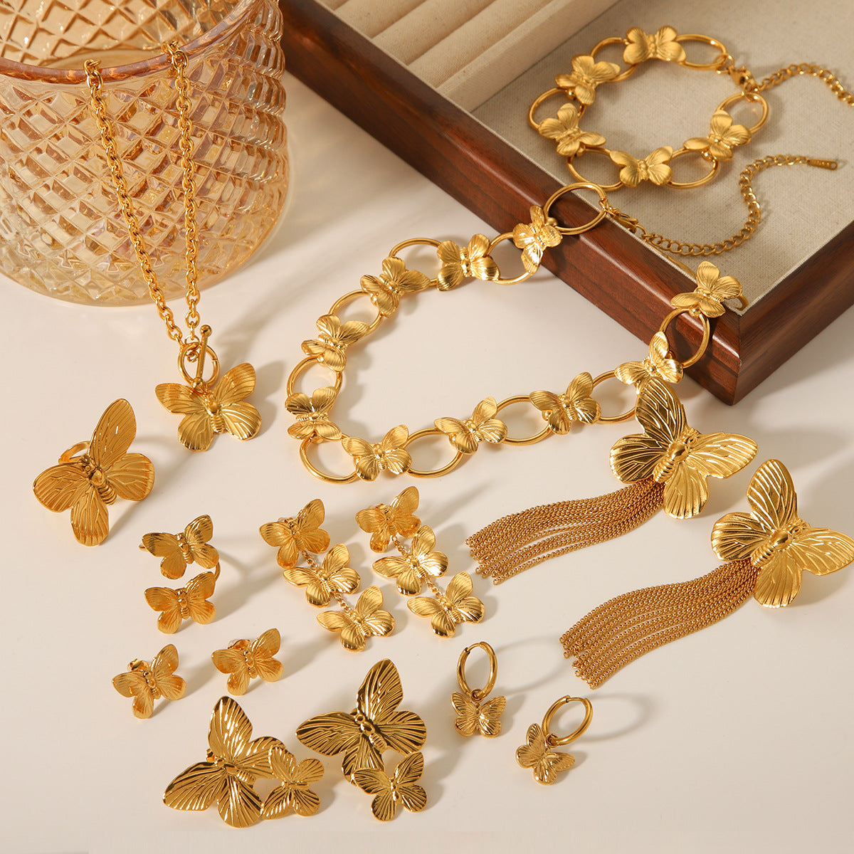 Collana pendente a farfalla vintage da donna in acciaio inossidabile con finitura galvanizzata, design geometrico e ispirato agli insetti
