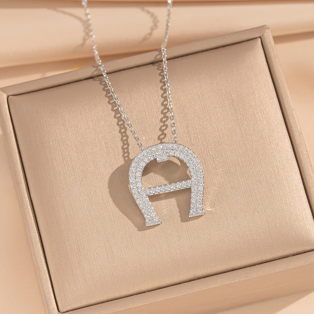 Light Luxury Star-Shaped Pendant Necklace for Women with 18K Gold Plated Copper and Titanium Steel O-Chain