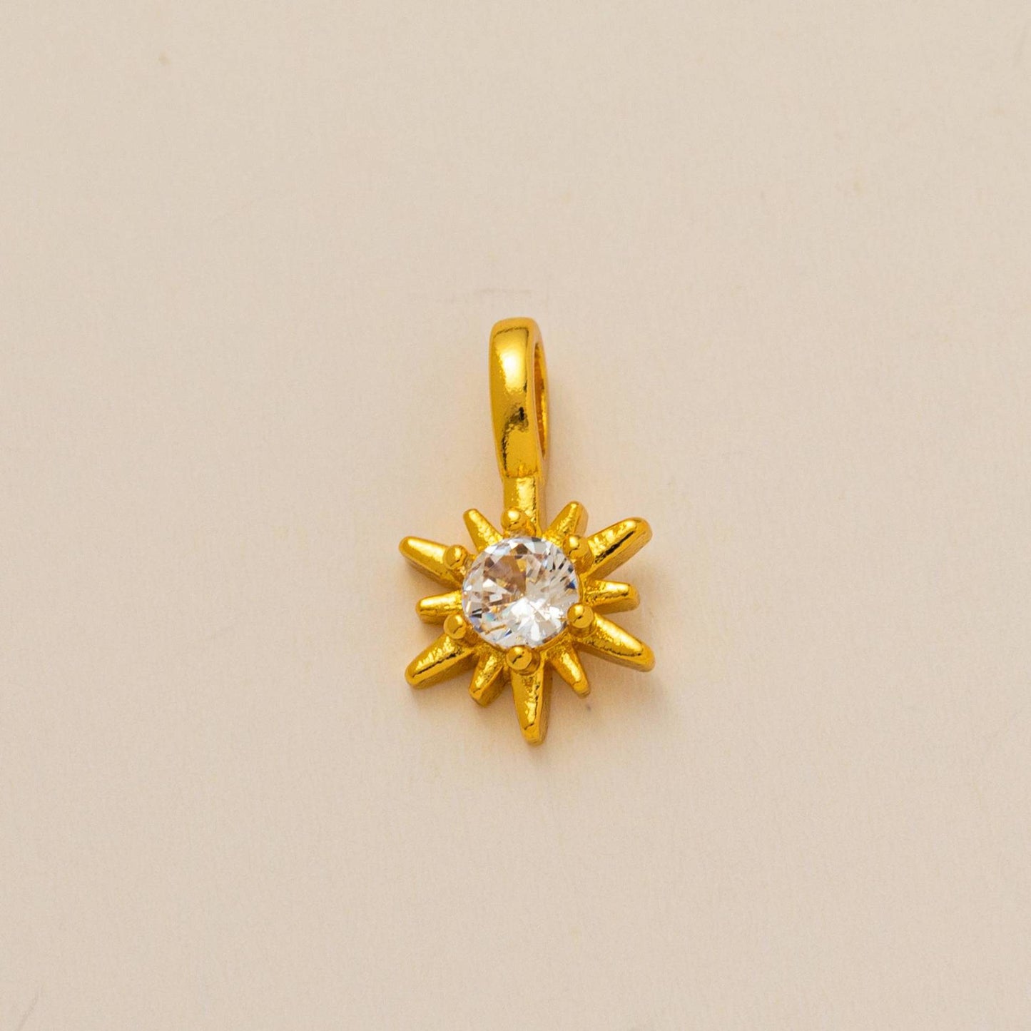 Ciondolo Minimalista placcato oro in ottone a forma di cuore con strass e barretta quadrata