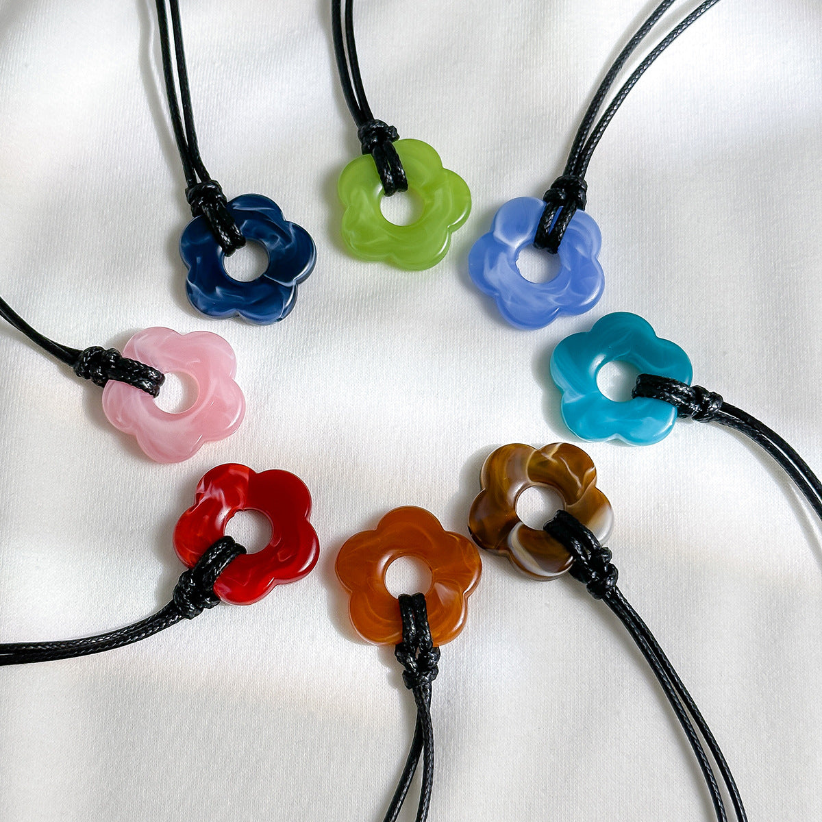 Collana con Pendente Floreale Rustico da Donna con Design Acrilico Intagliato su Cordino di Cotone Cerato