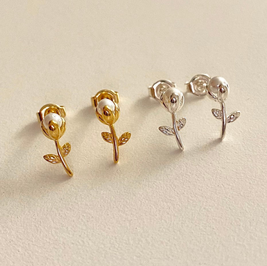 Orecchini minimalisti in argento Sterling 925 con perla a forma di lacrima e fiore intarsiato