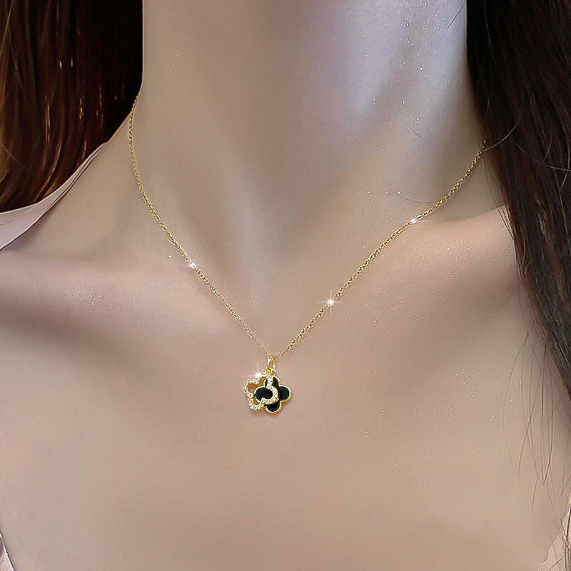Collana con Ciondolo Quadrifoglio in Stile Cartone Animato da Donna in Acciaio al Titanio con Intarsio di Strass, Catena a Medaglione a Conchiglia a Doppio Lato