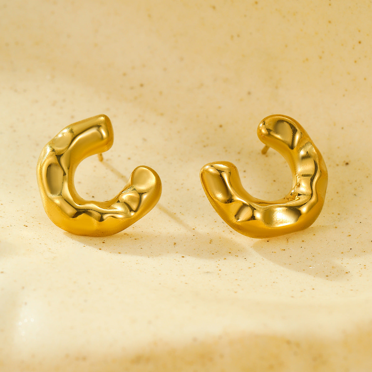 Pendientes de Acero Inoxidable con Textura Martillada en Forma de C para Mujer con Acabado Chapado, Diseño Minimalista y Adecuado para la Oficina