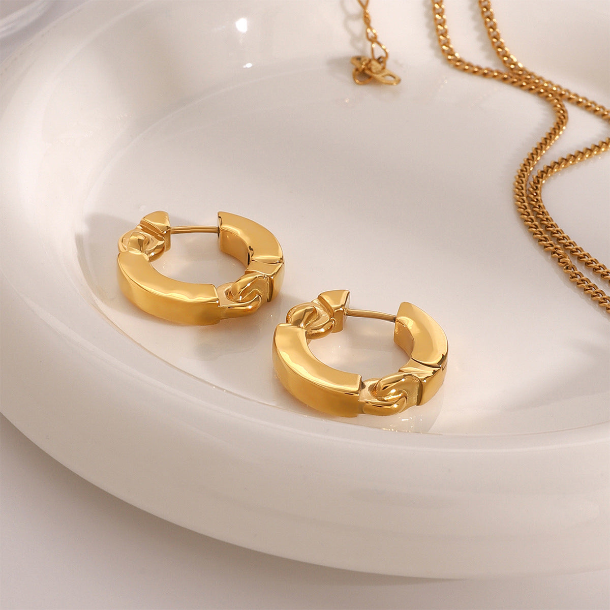 Pendientes Minimalistas Circulares de Acero Inoxidable Chapado en Oro para Mujer con Construcción Premium de Acero de Titanio