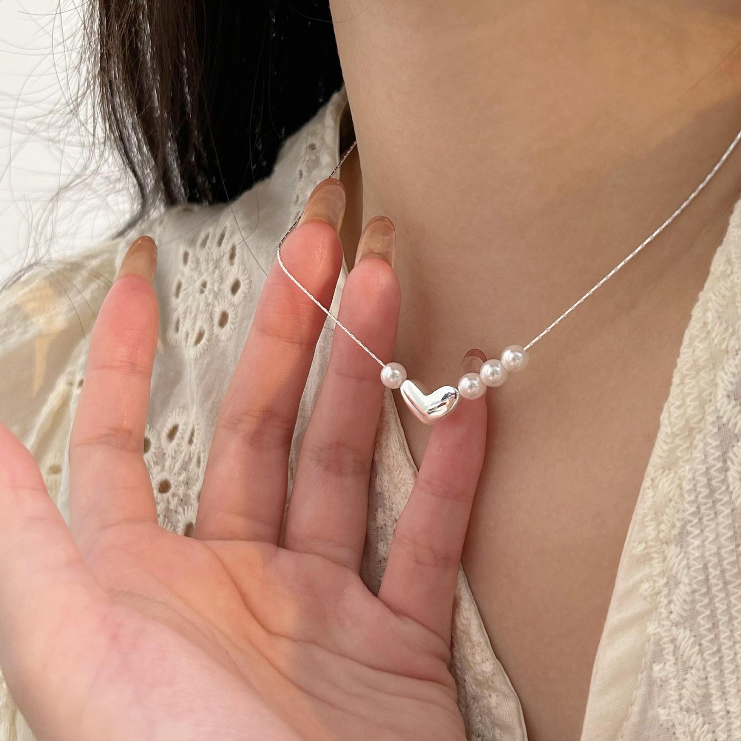 Collana con Ciondolo a Cuore Minimalista in Argento Sterling 925 con Finitura Placcata e Catena Laterale a Serpente