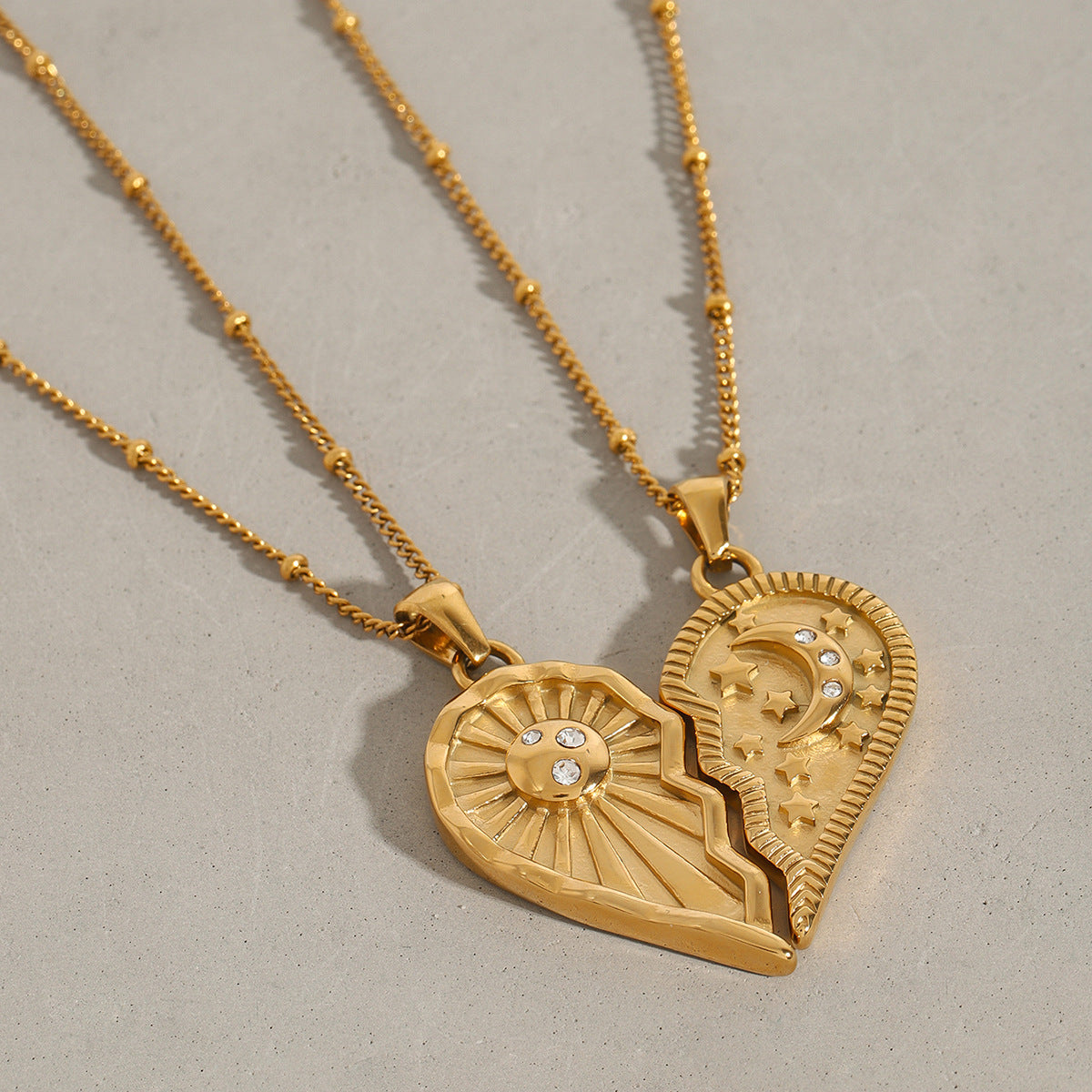 Elegante Collana a Cuore in Acciaio al Titanio con Finitura Placcata da Donna, Design con Ciondolo Geometrico, Catena Ipoallergenica in Acciaio Inossidabile, Accessorio Moda Lusso Minimalista