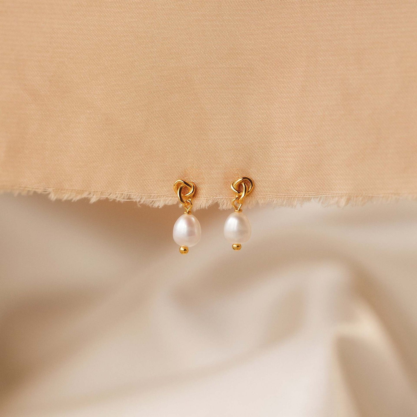 Minimalist Round Pearl Necklace with Titanium Steel Chain and 18K Gold Plating for Women and Men