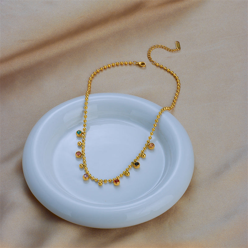 Collar Retro Minimalista de Acero de Titanio con Colgante Redondo de Diamantes de Imitación de Colores y Acabado Bañado
