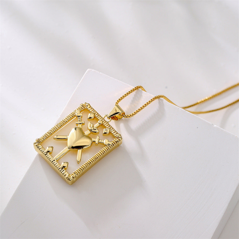 Collana con Pendente a Conchiglia Geometrica in Rame Placcato Oro 18K e Intarsio di Zirconi