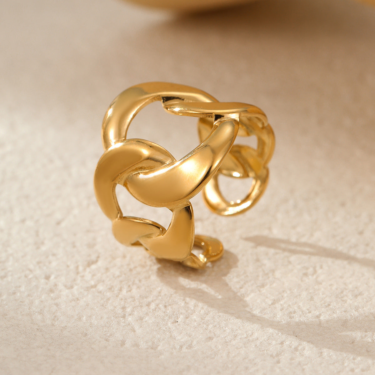 Anello da donna minimalista geometrico in acciaio inossidabile con placcatura in oro 18 carati, fascia di lusso elegante di ispirazione francese