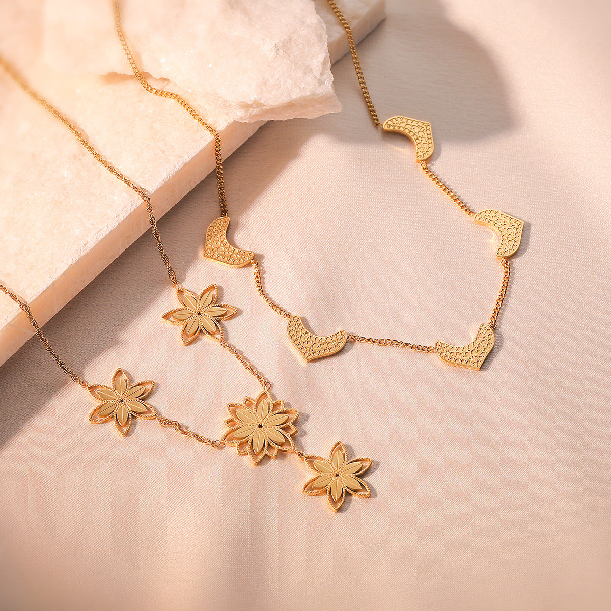 Collana Minimalista Geometrica da Donna in Acciaio al Titanio con Placcatura in Oro e Design Floreale Irregolare, Catena per Clavicole