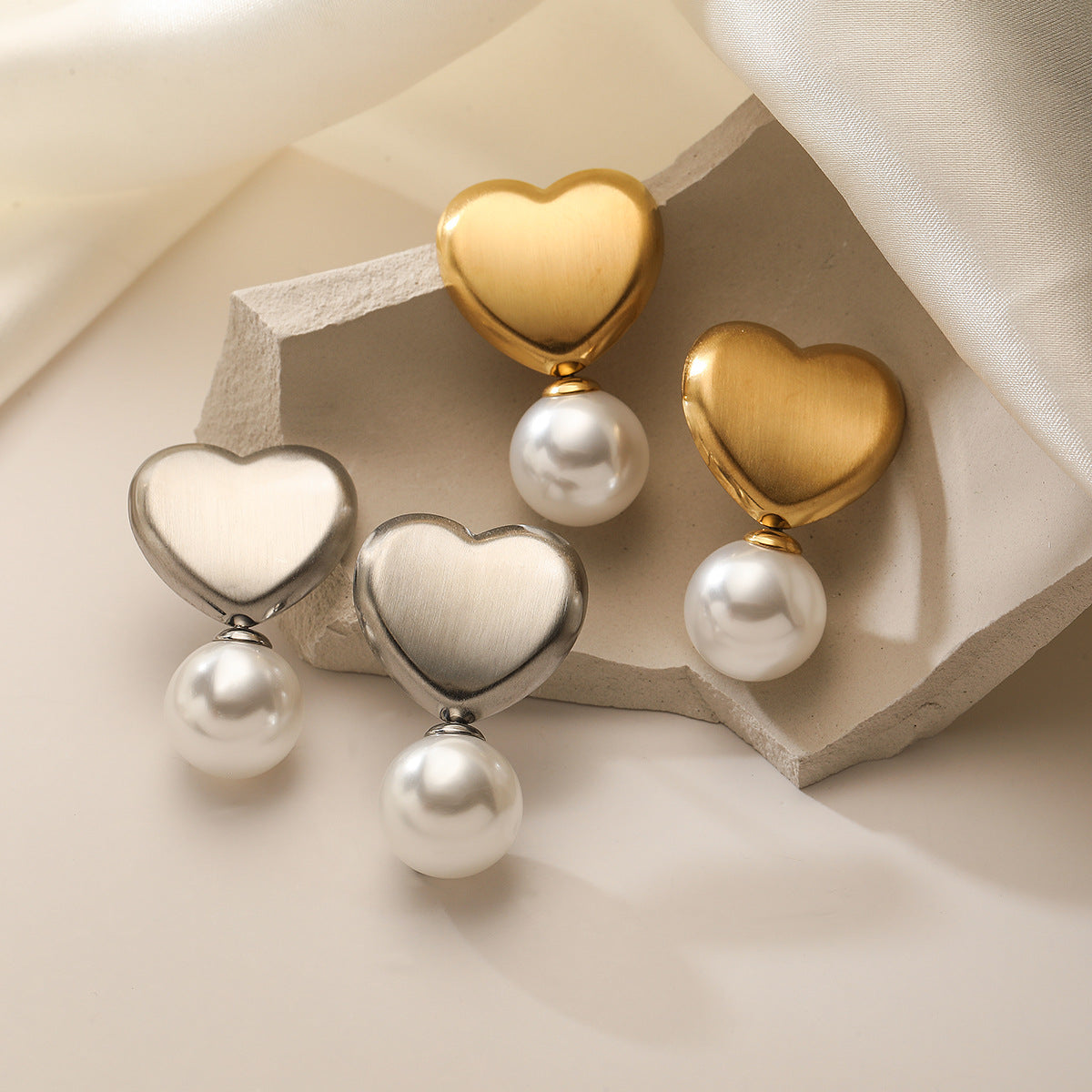 Orecchini a perno da donna minimalisti a forma di cuore in acciaio inossidabile placcato oro 18 carati con perle