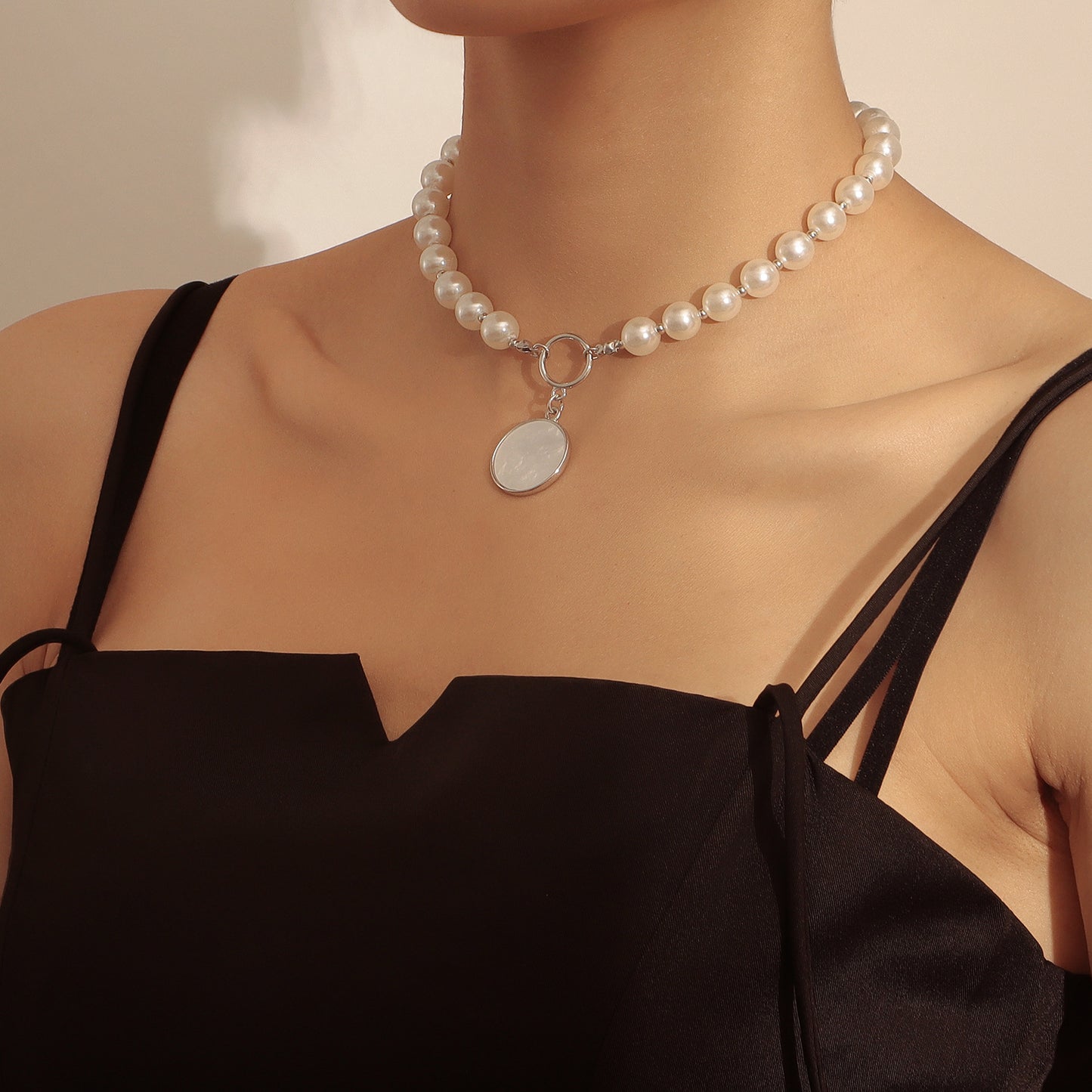 Fashionable OL Style Geometric Circle White Mother-of-Pearl Pendant Necklace for Women with Alloy Base and Electroplated Finish