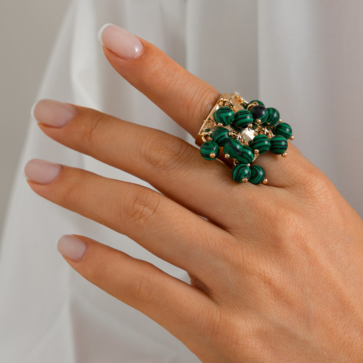 Anello statement bohémien vintage a forma di cuore con perle finte e dettaglio nappa da donna