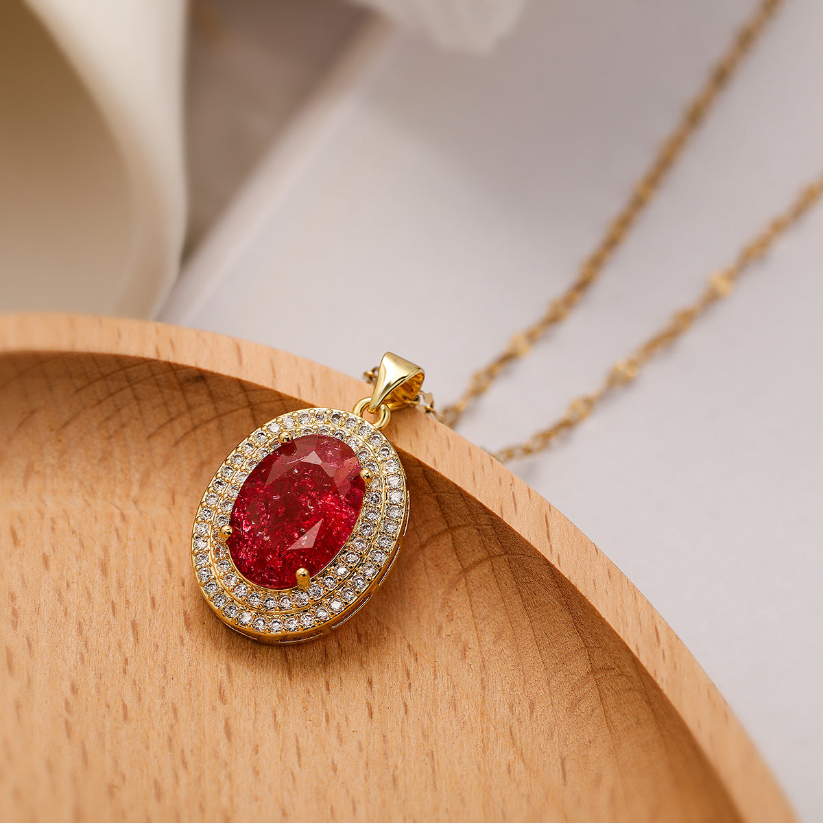 Collana pendente ovale minimalista da donna in ottone con placcatura in oro vero e intarsio di zirconi