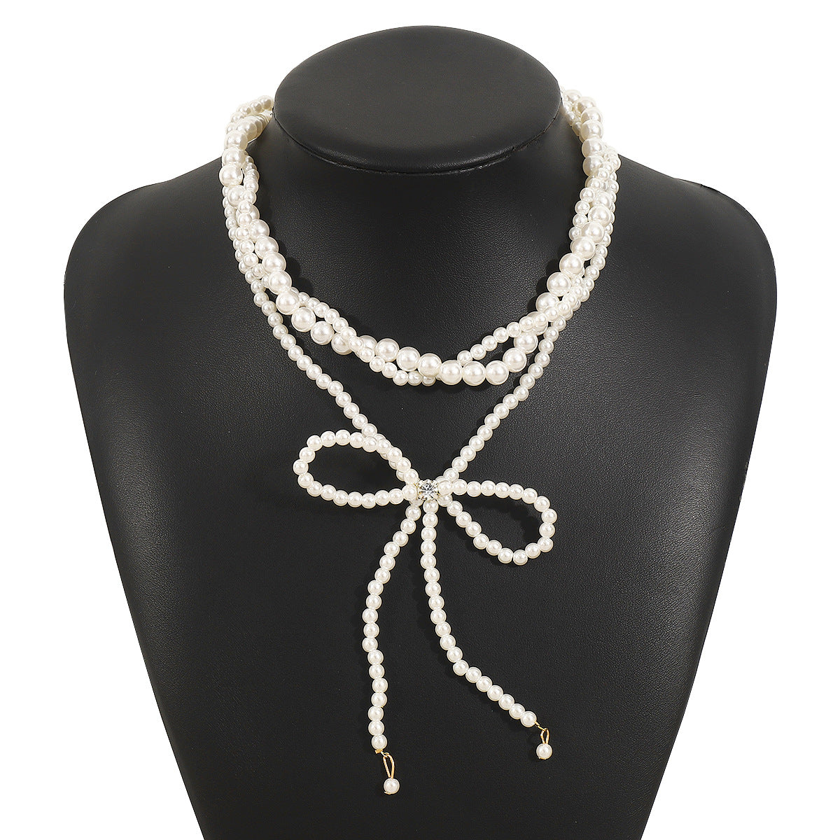 Elegante collana a strati con fiocco e finte perle su catena di perle da donna